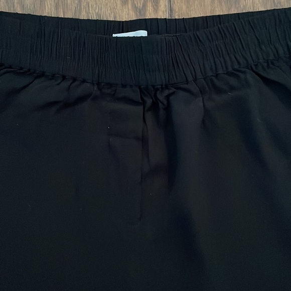 Wilfred Free Short - Picture 2 of 5